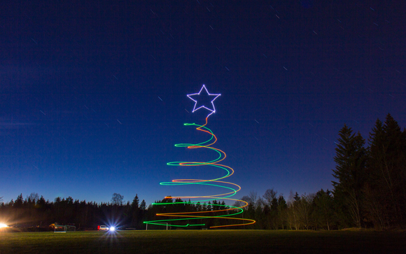 AT_press-images_Drone-Light-Painting-by-Ascending-Technologies_Christmas-Tree.jpg