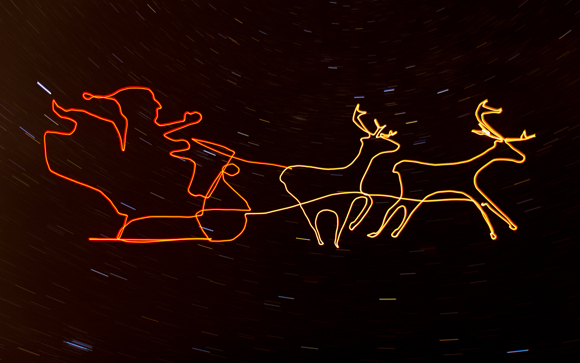 AT_press-images_Drone-Light-Painting-by-Ascending-Technologies_Santa-Claus-Reindeer-Sleigh.jpg