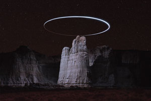 Lux Noctis – eine Drohne erhellt felsige Landschaften Lux Noctis – eine Drohne erhellt felsige Landschaften